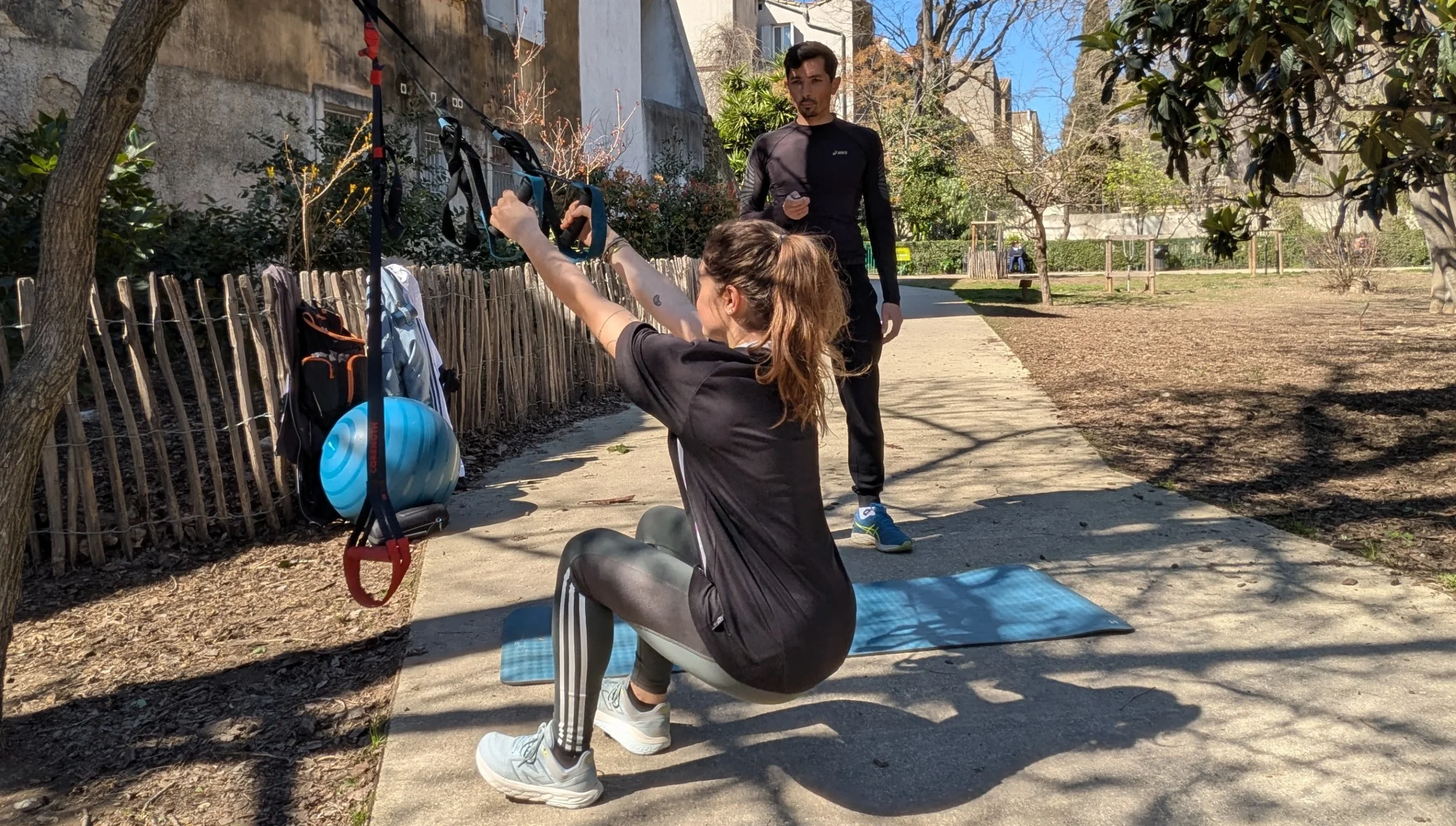 Coach sportif à Montpellier - séance de squat avec TRX au Parc Clemenceau
