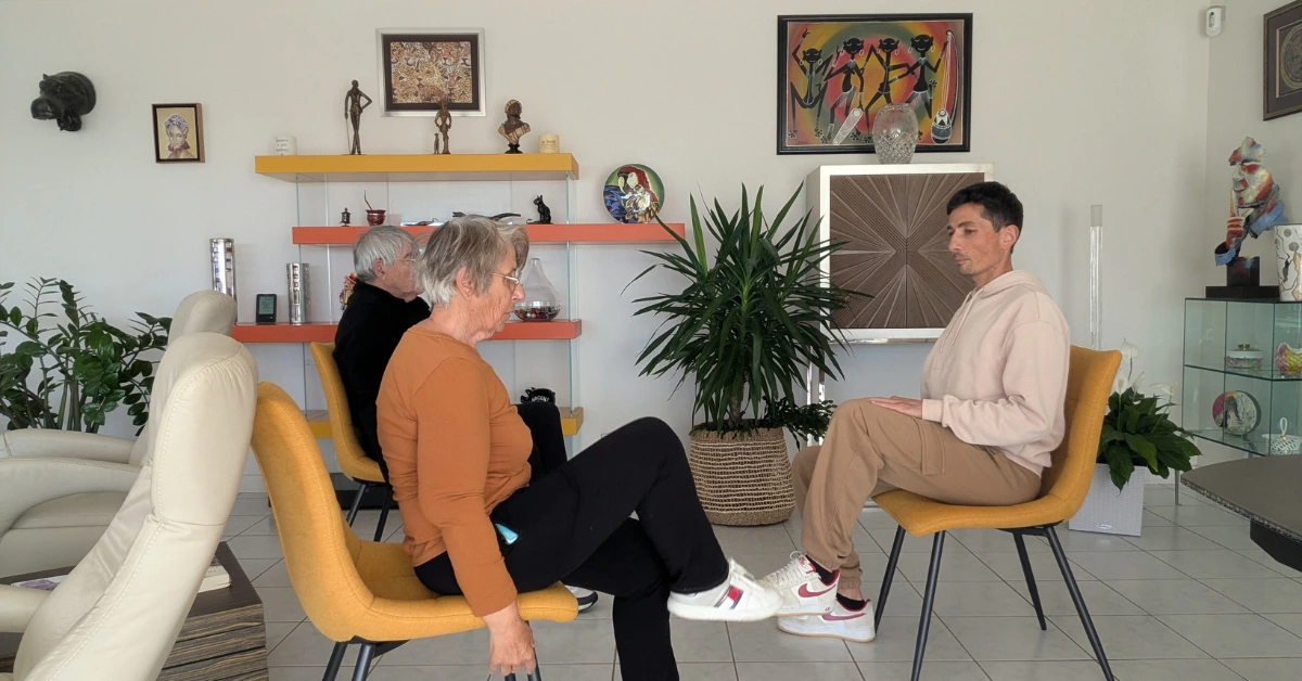 Coach sportif spécialisé seniors à Montpellier accompagnant un exercice de mobilité sur chaise